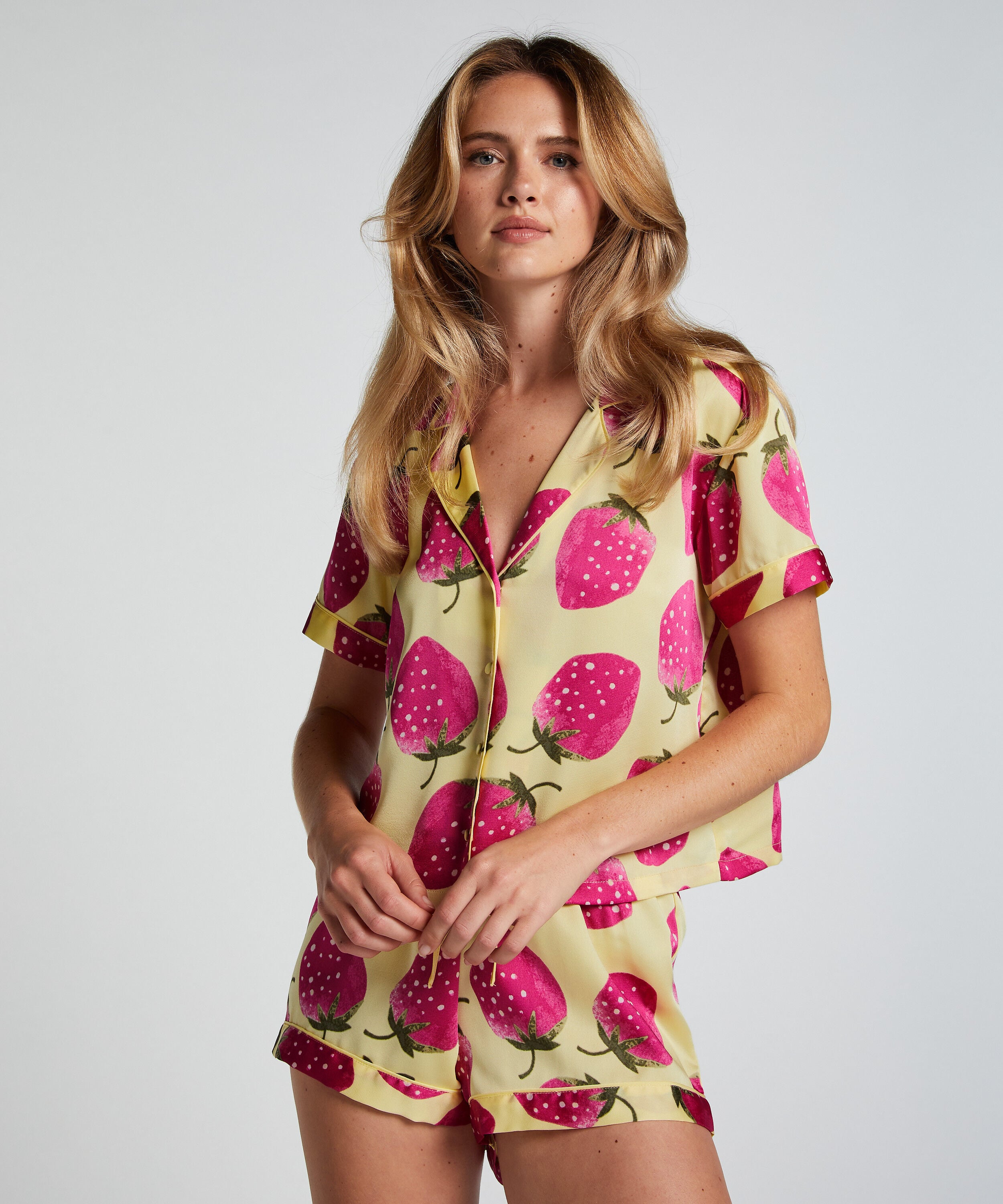 Satin pyjama shorts, Yellow