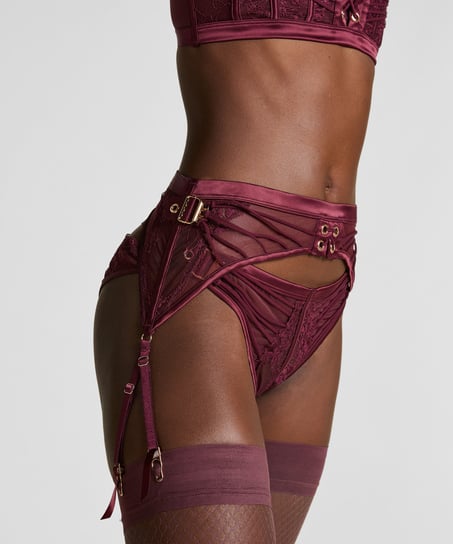 Avela Suspender, Red