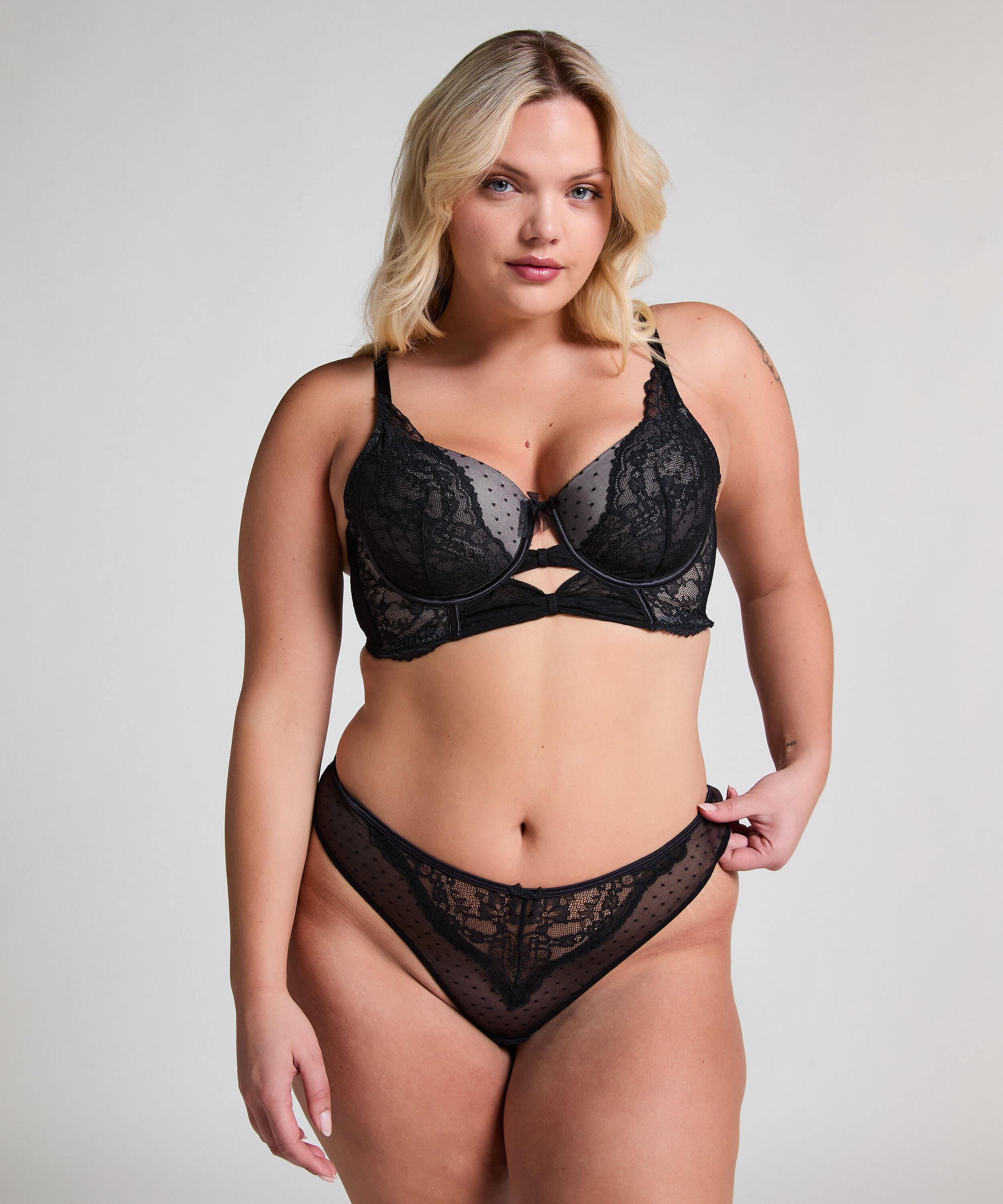 Juliette Thong, Black