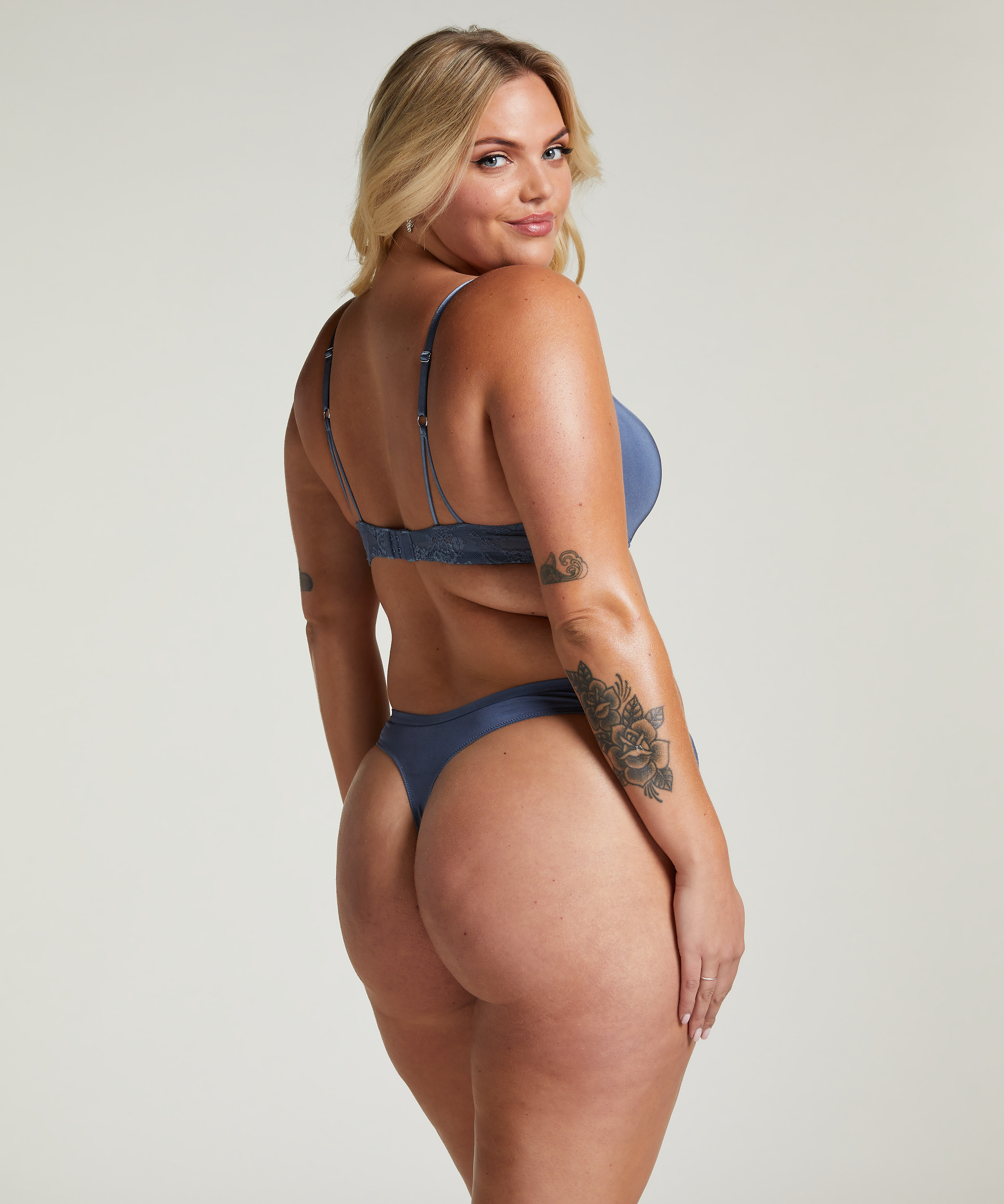 Lea Thong, Grey, main