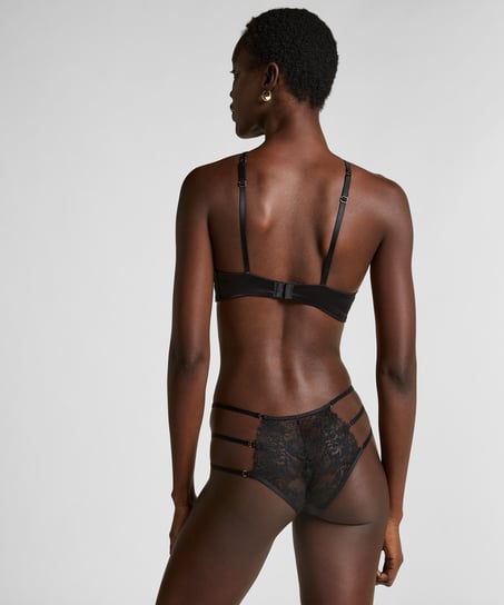 Nienke Brazilian, Black