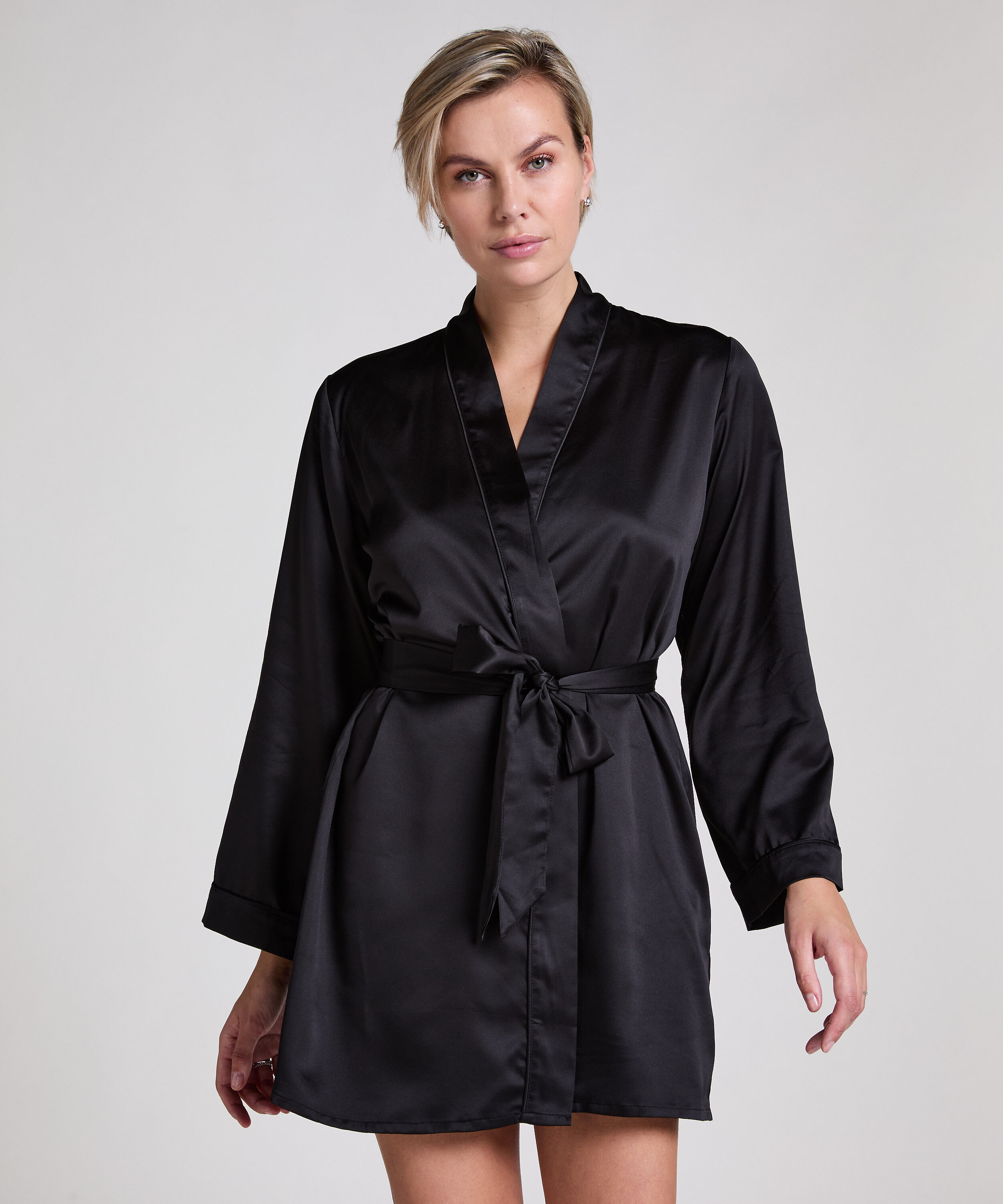Satin kimono, Black