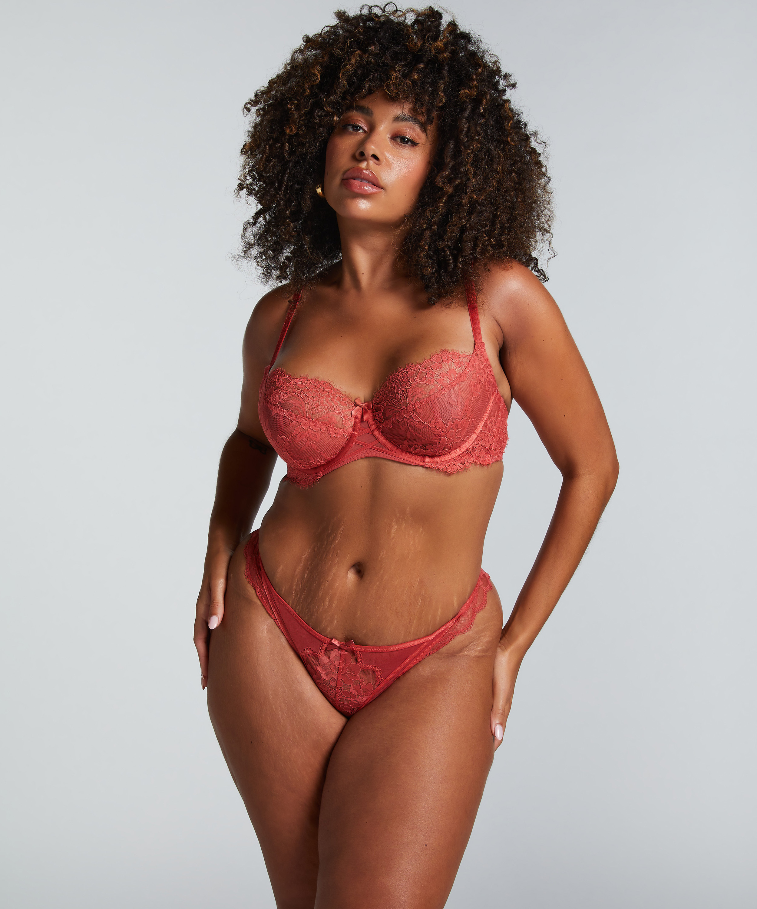 Lorna Brazilian, Red, main