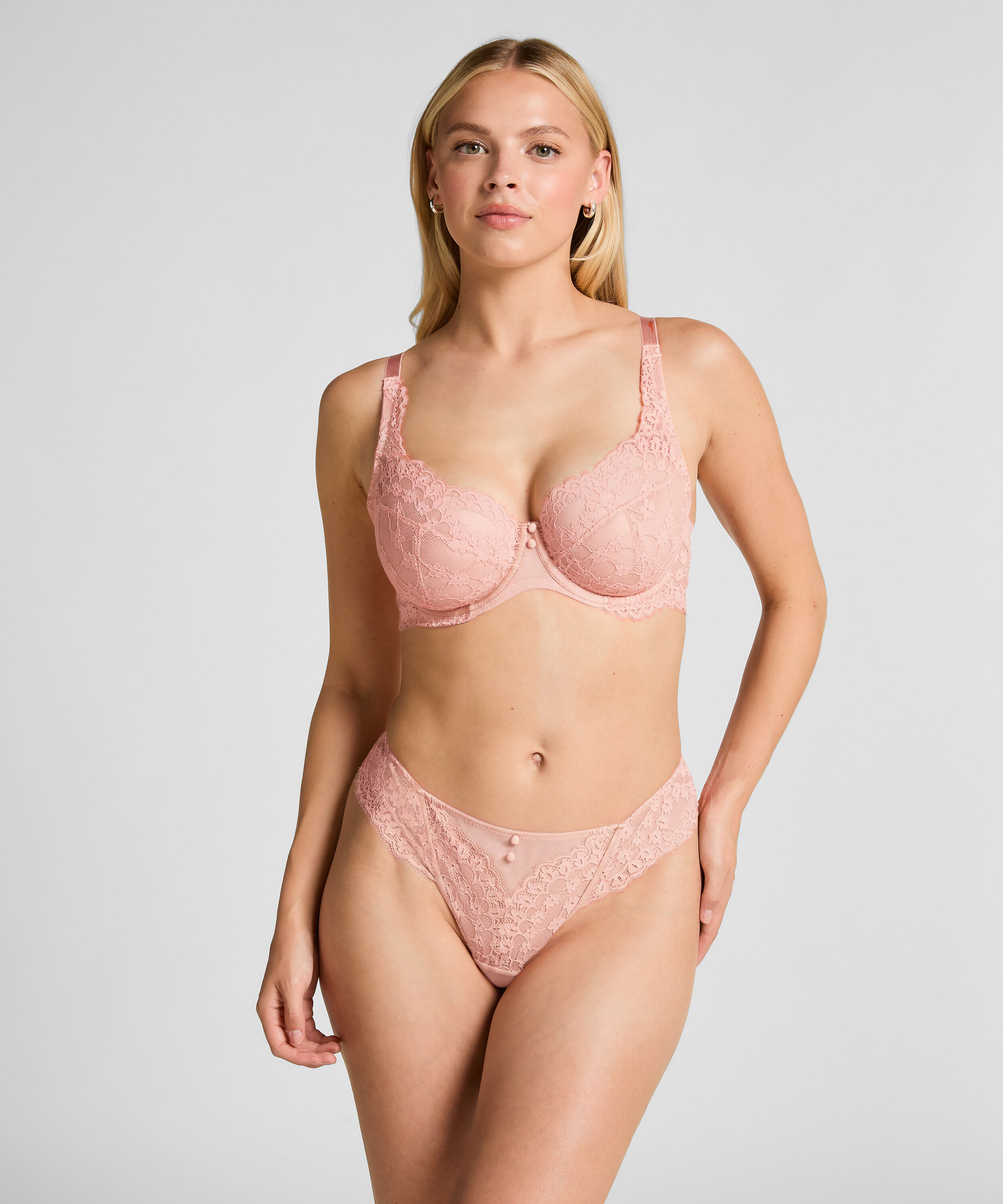 Daisy Thong, Pink