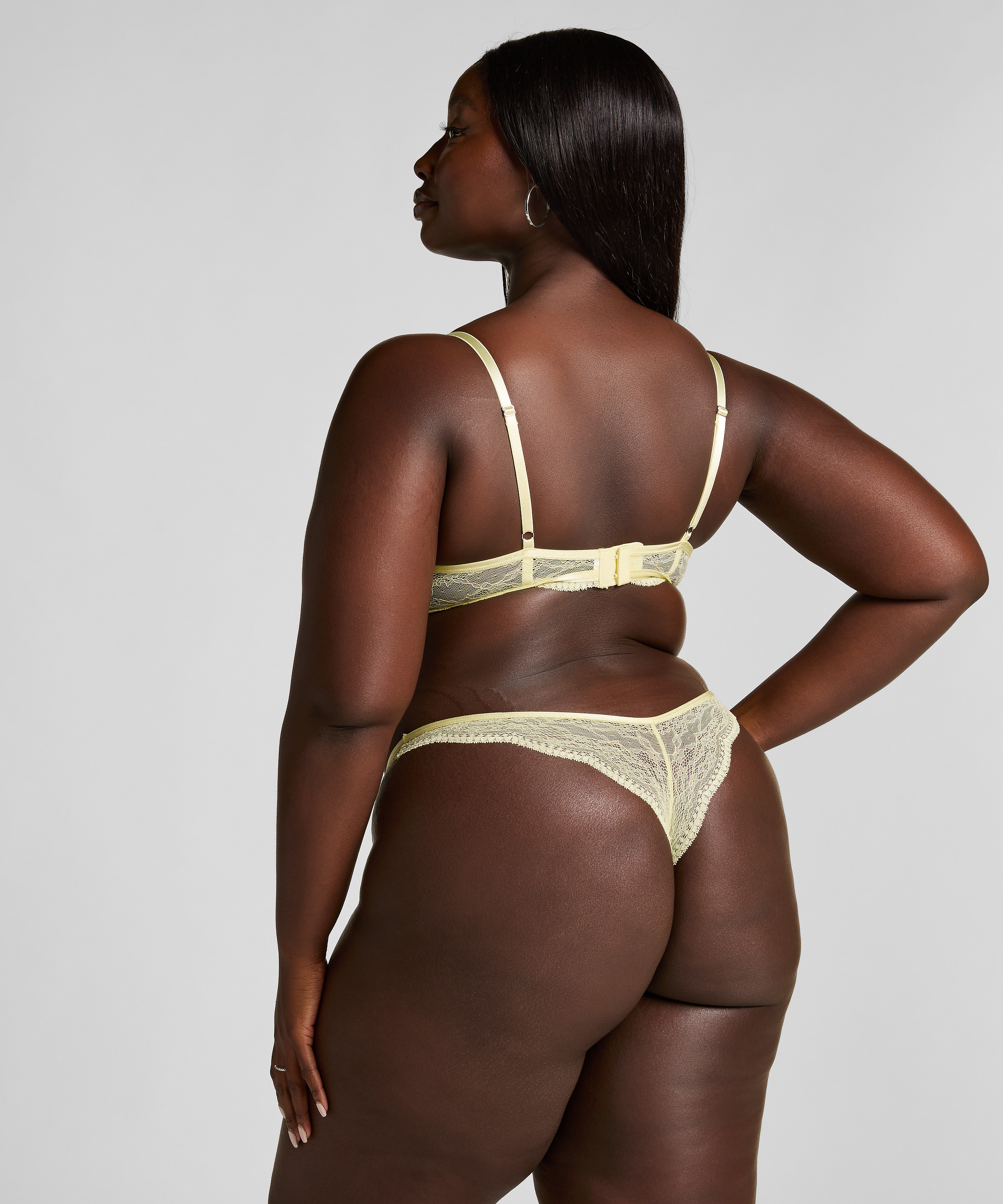 Isabelle Cheekini, Yellow, main