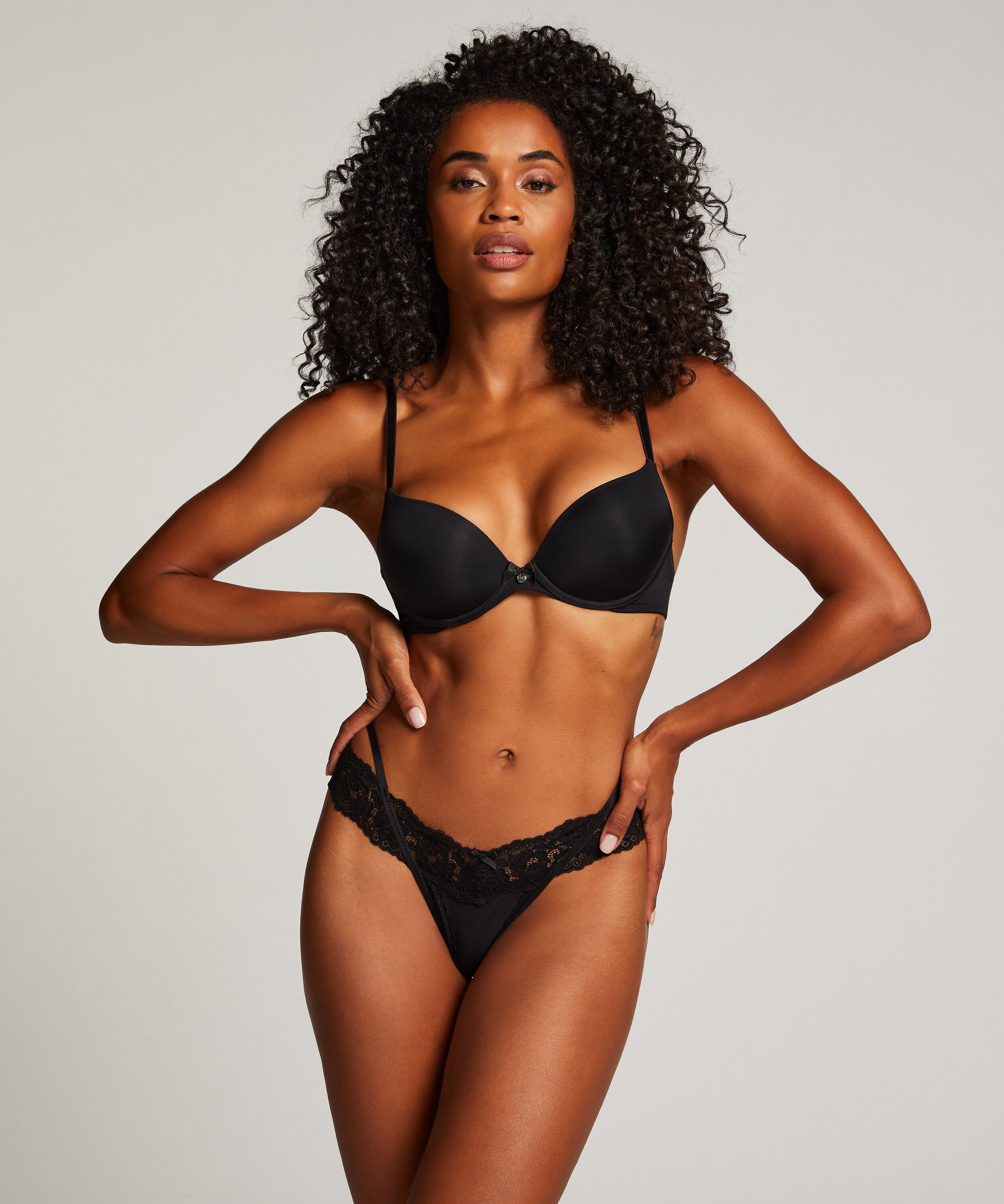Elliena Thong, Black
