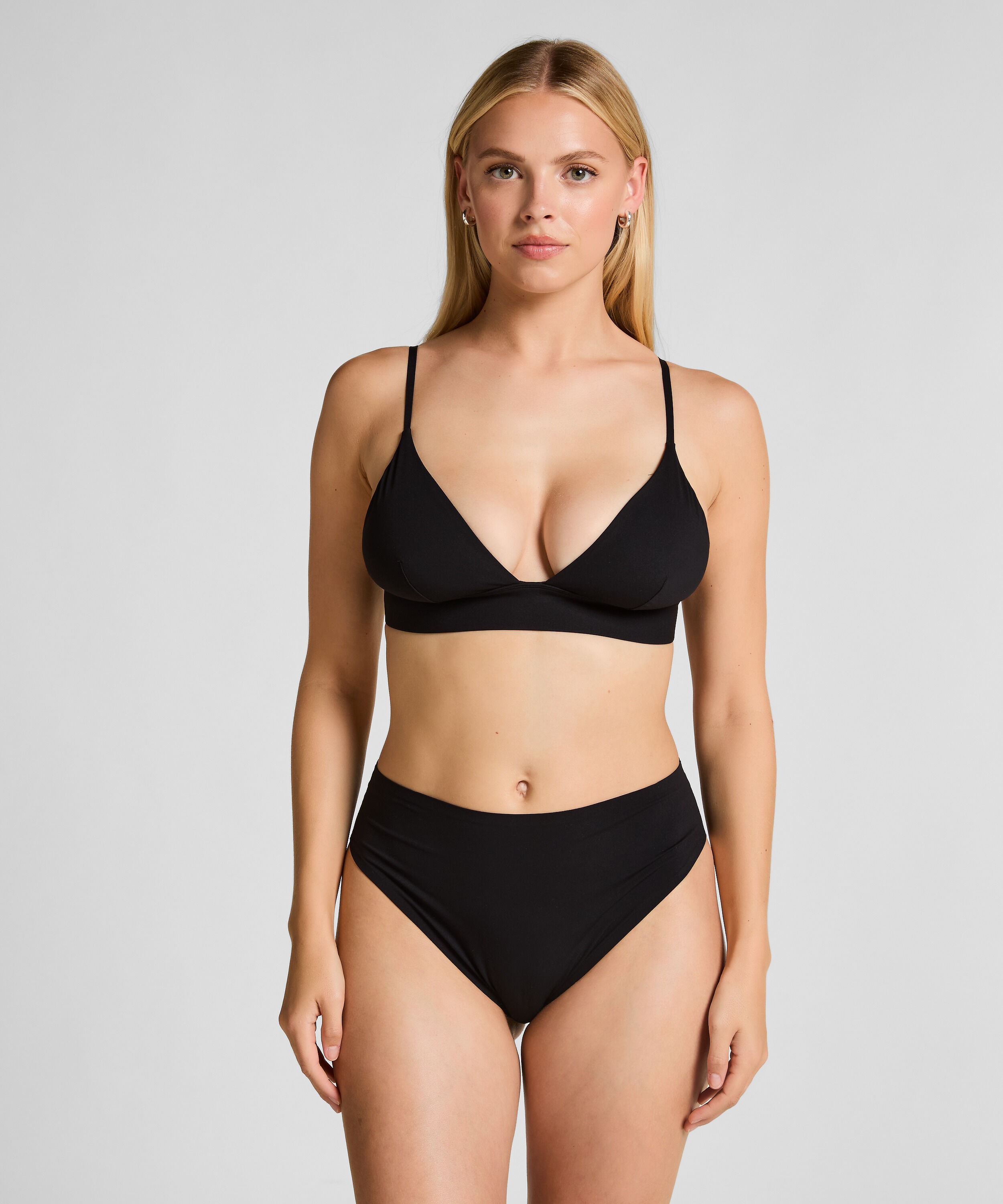 Smooth Triangle Bralette, Black