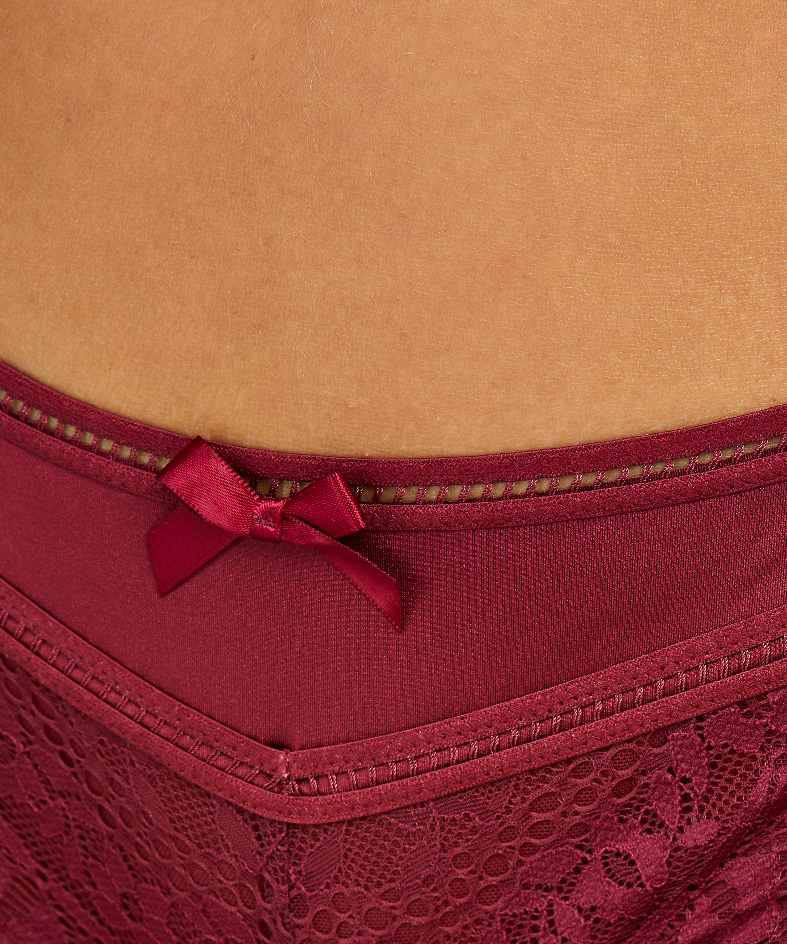 Elise Brazilian, Red, main