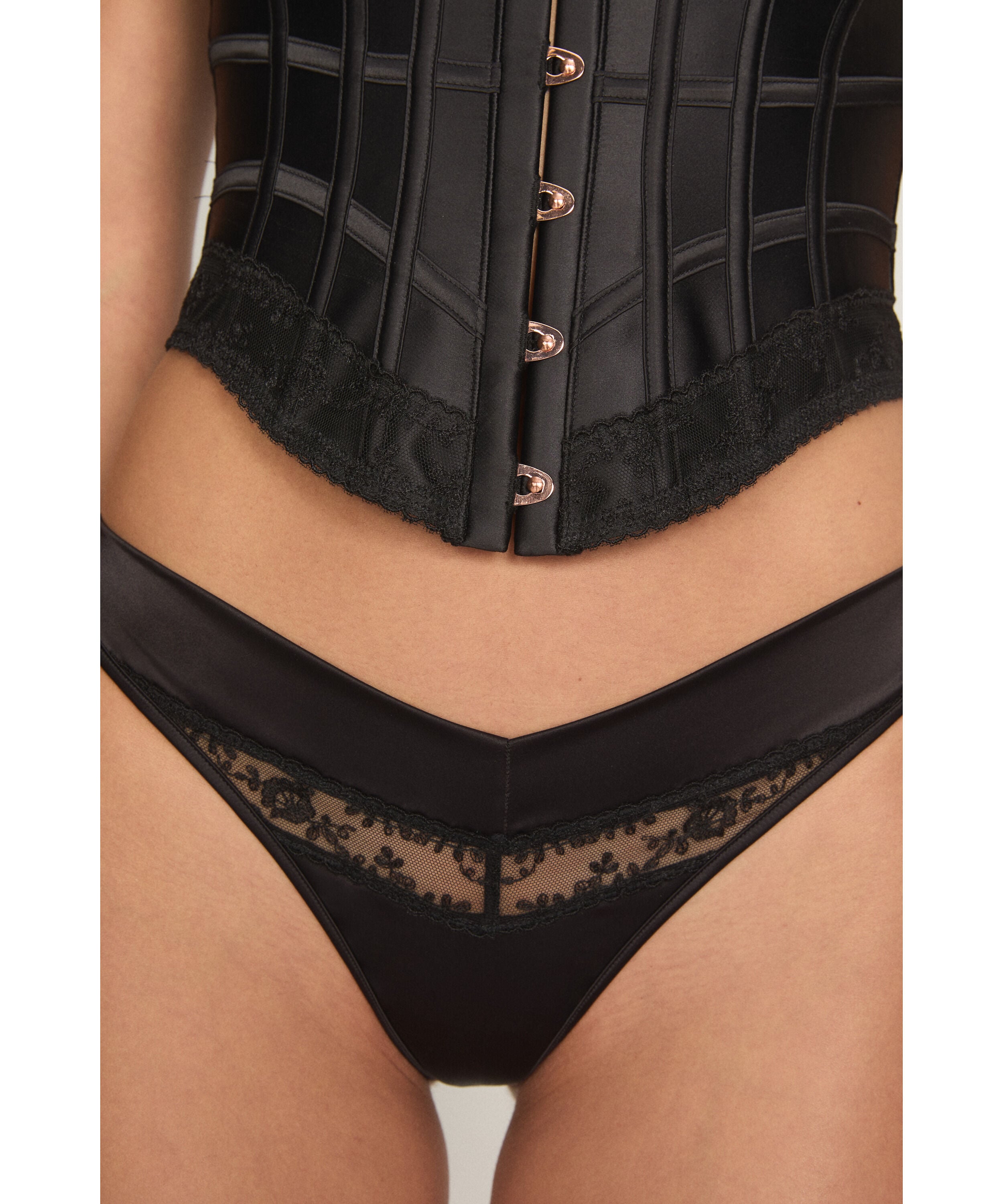 String Brigitte, Black String Brigitte, Black