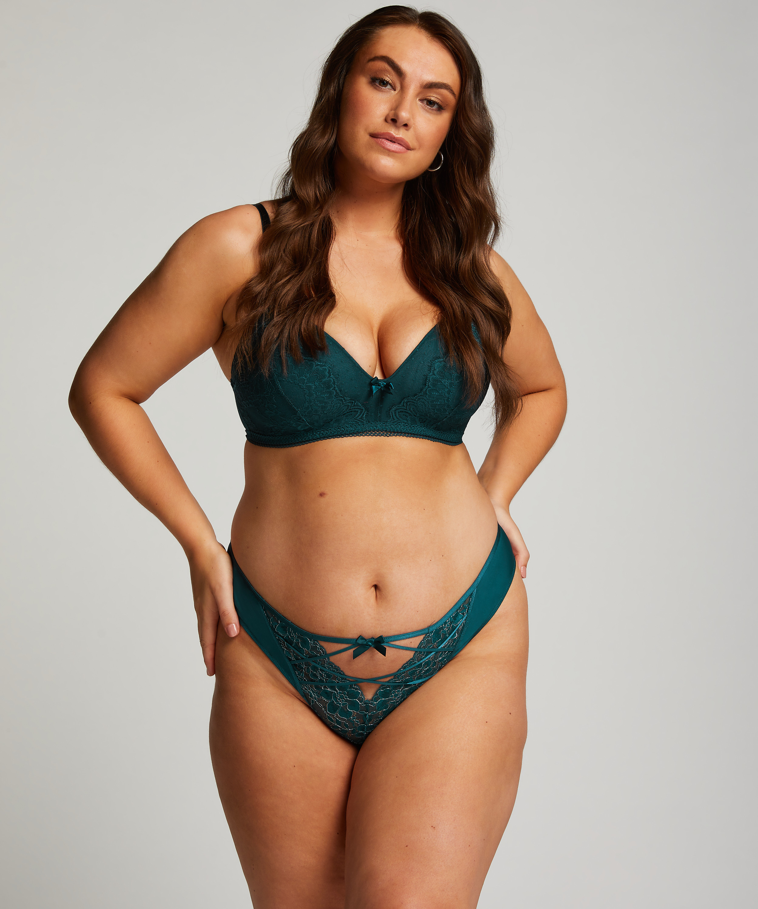 Bisi Thong, Blue, main