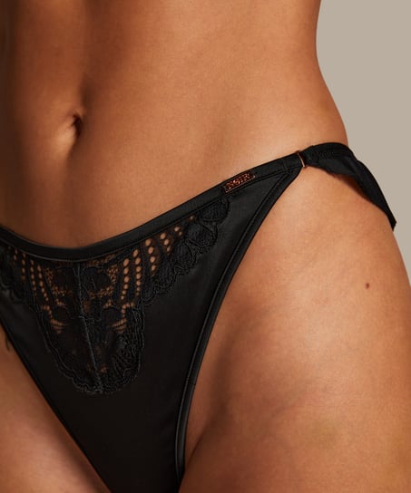 Antonia Thong, Black