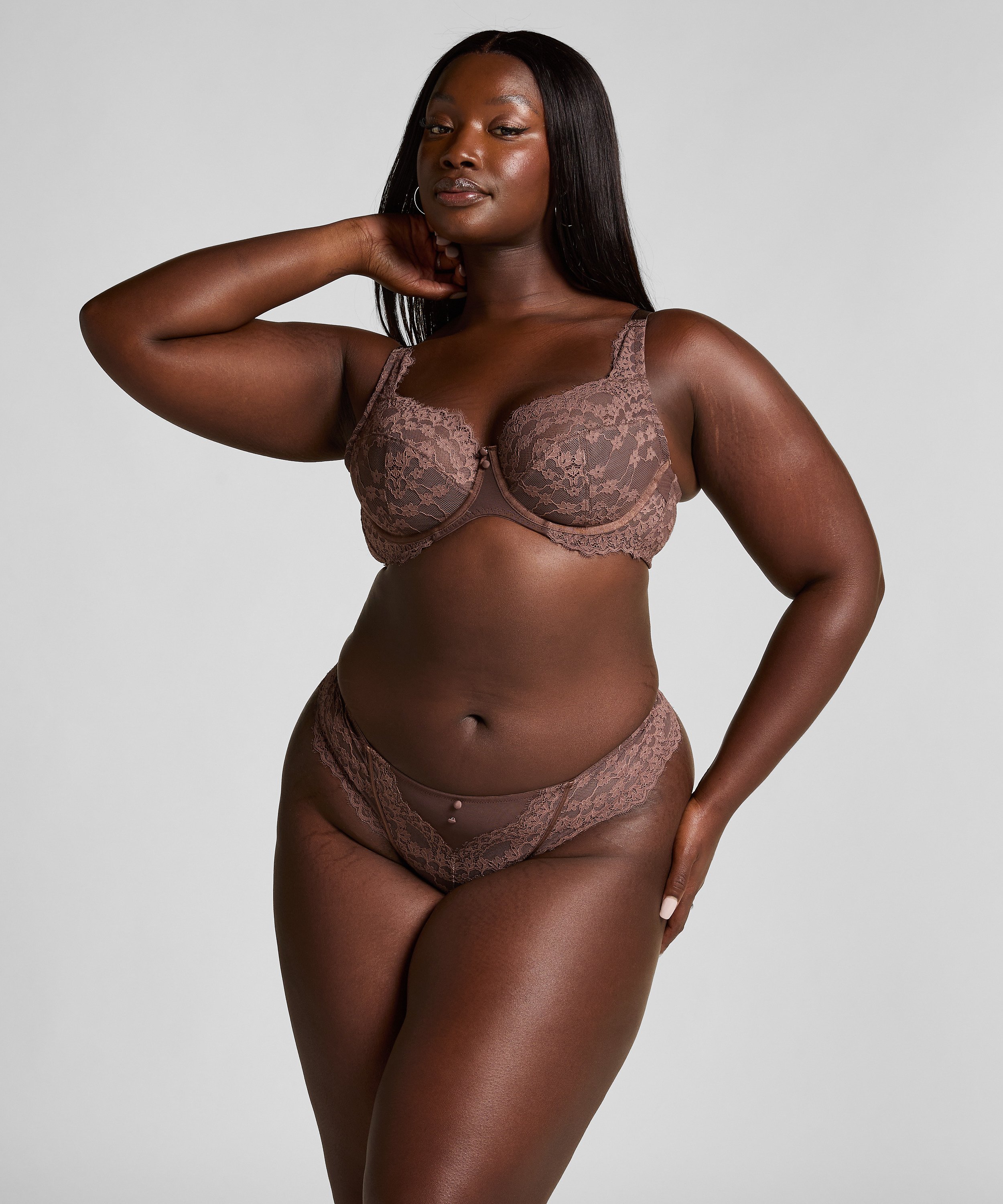 Daisy Thong, Brown, main