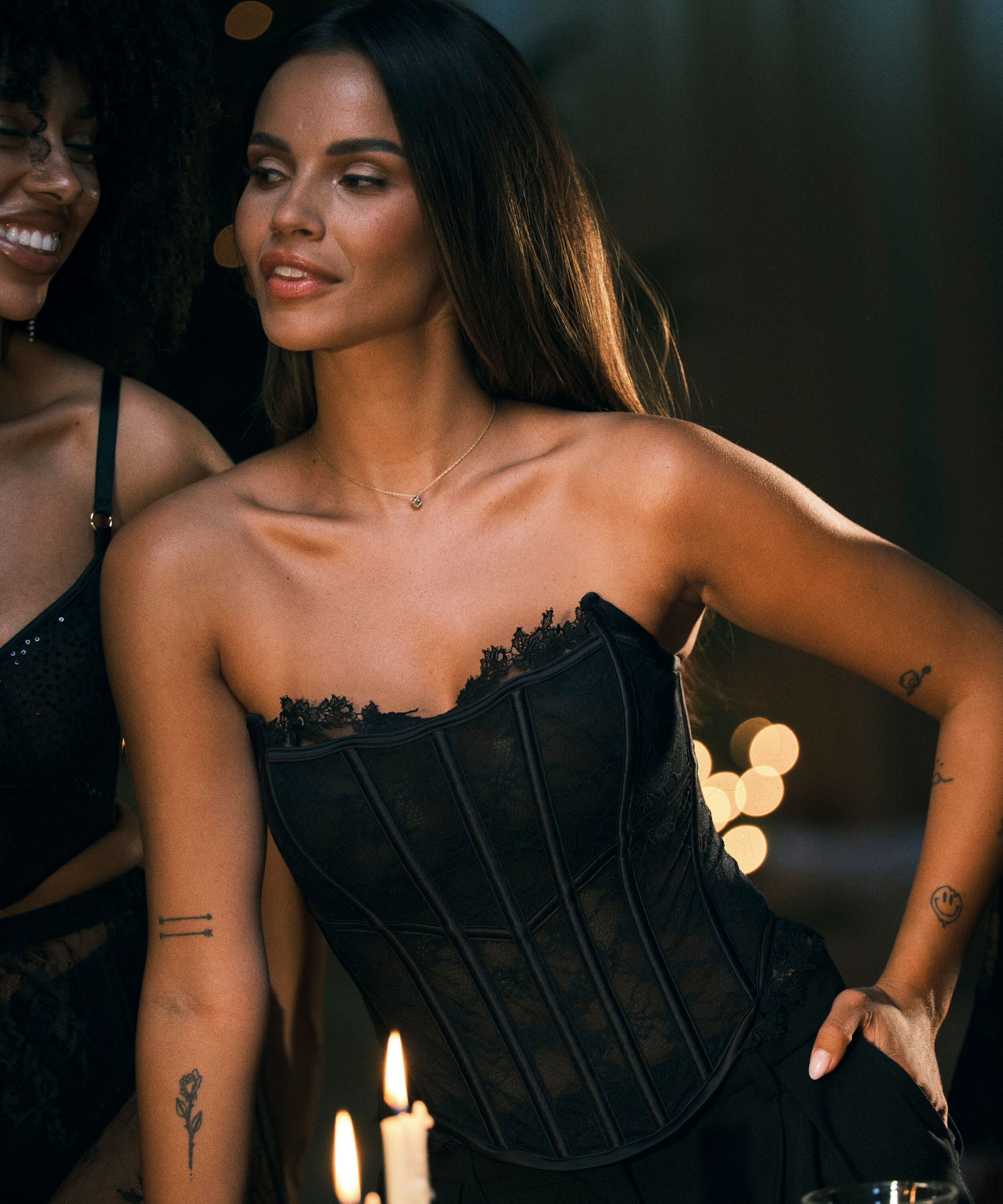 Julia Bustier , Black