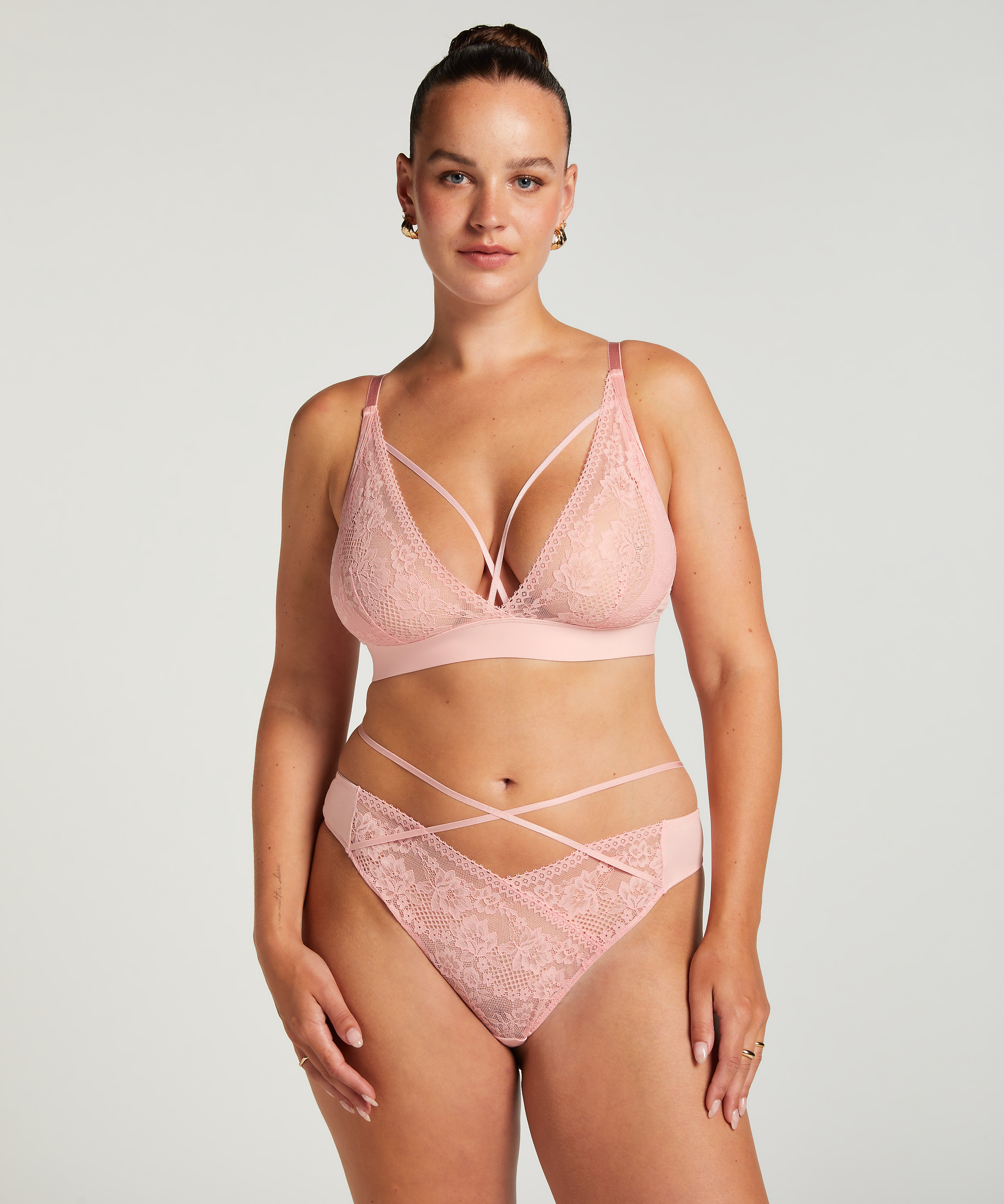 Remi Thong, Pink, main