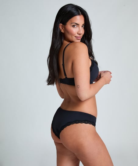 Lola Brazilian, Black