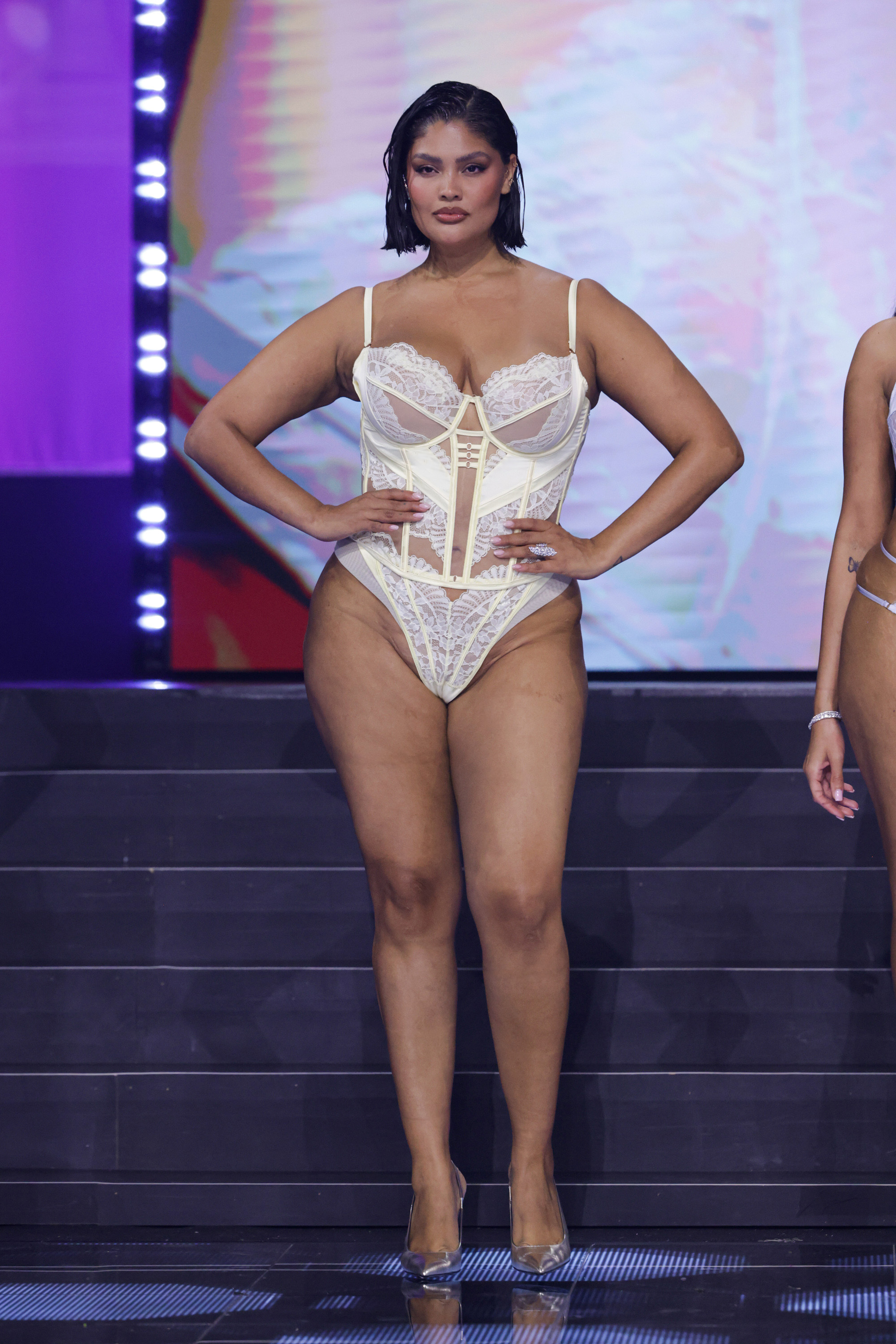 Almendra Thong, Yellow, main