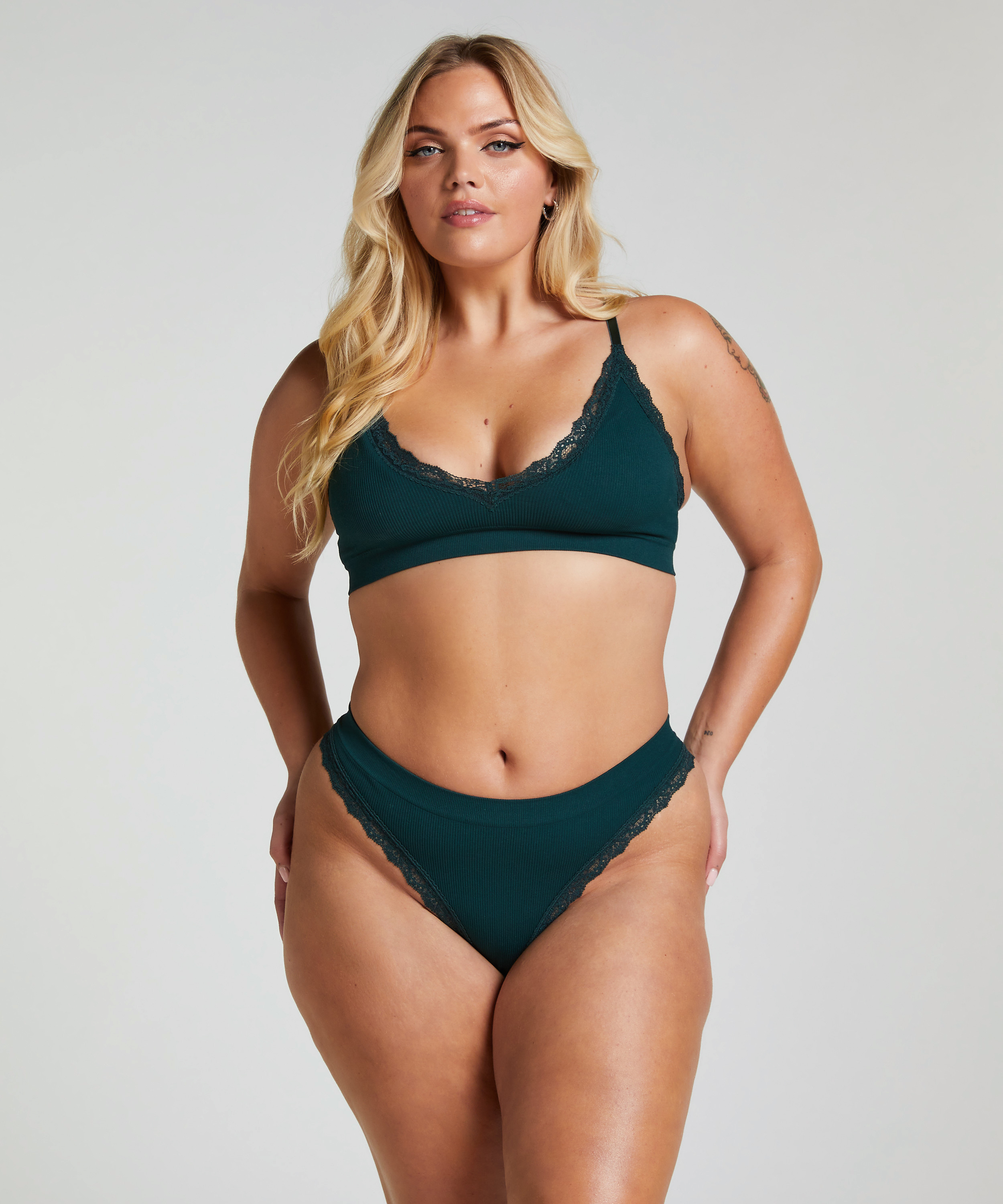 Lola Thong, Green, main
