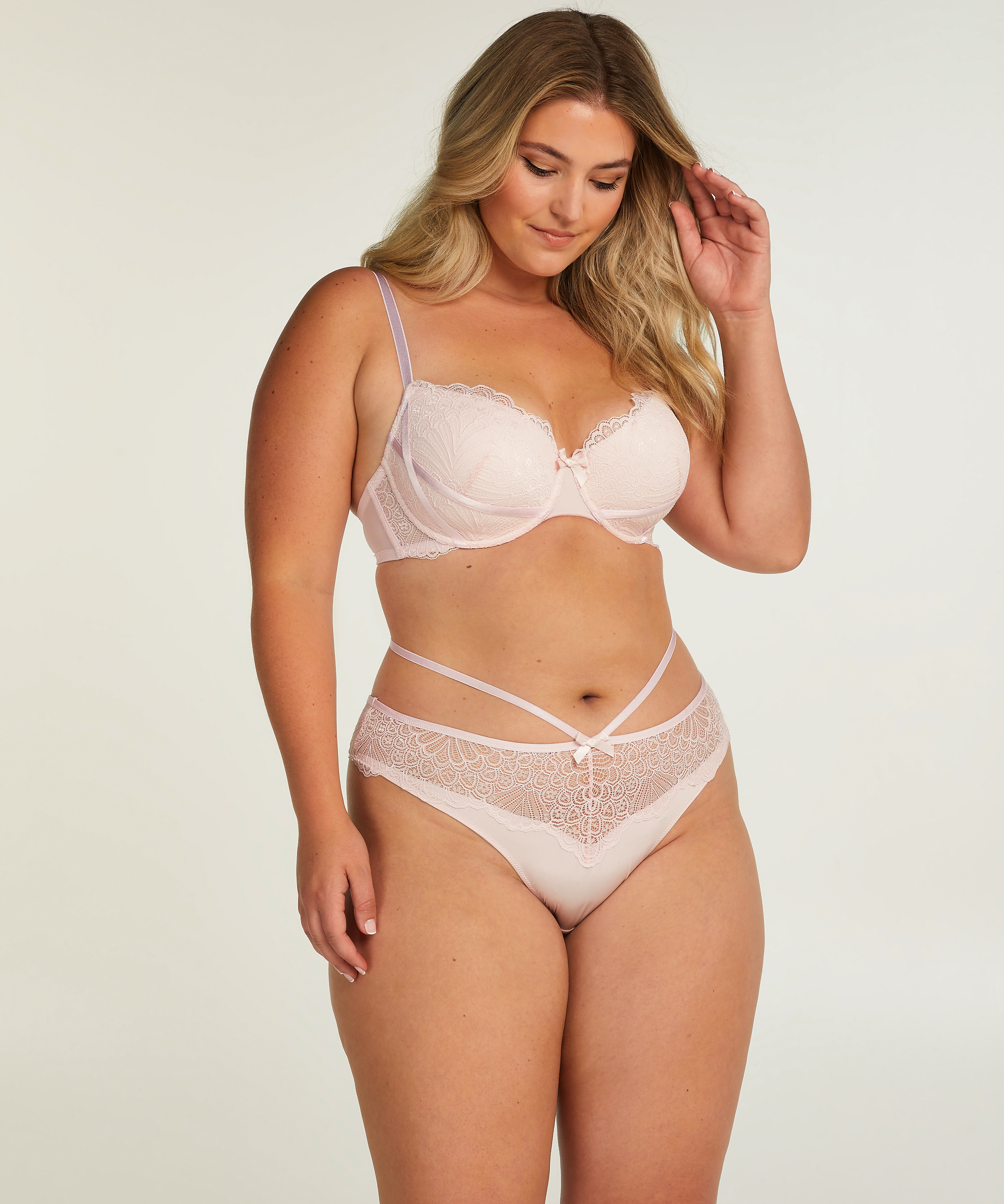 Naomi Brazilian, Pink, main