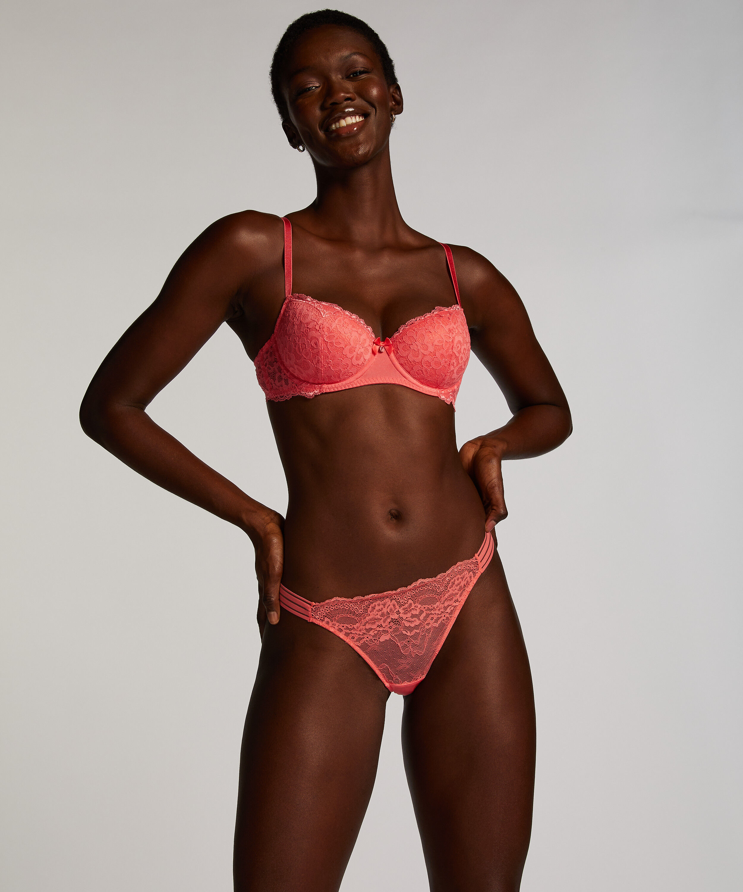 Sully Thong, Pink