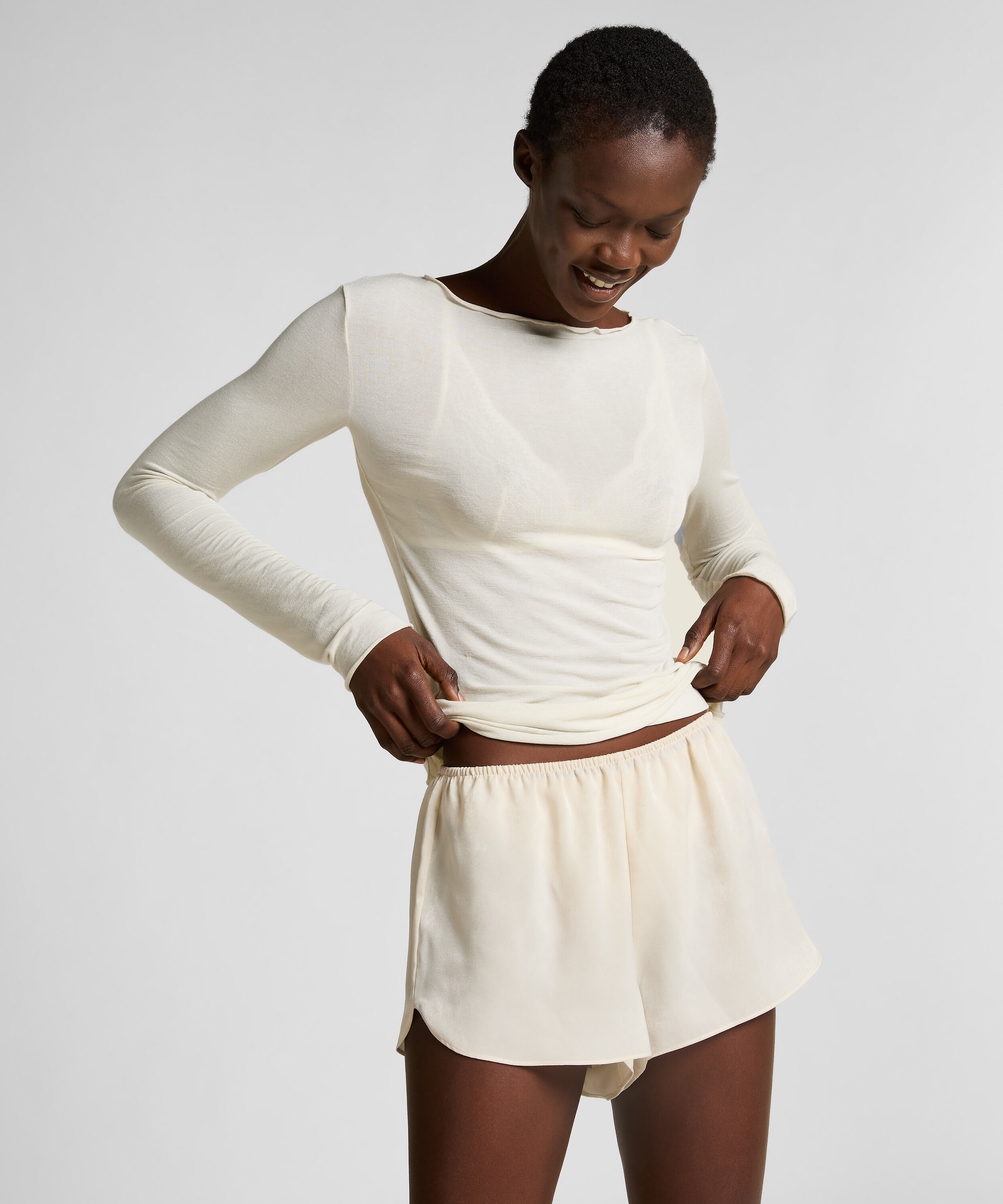 Short Satin Minimal, White Short Satin Minimal, White