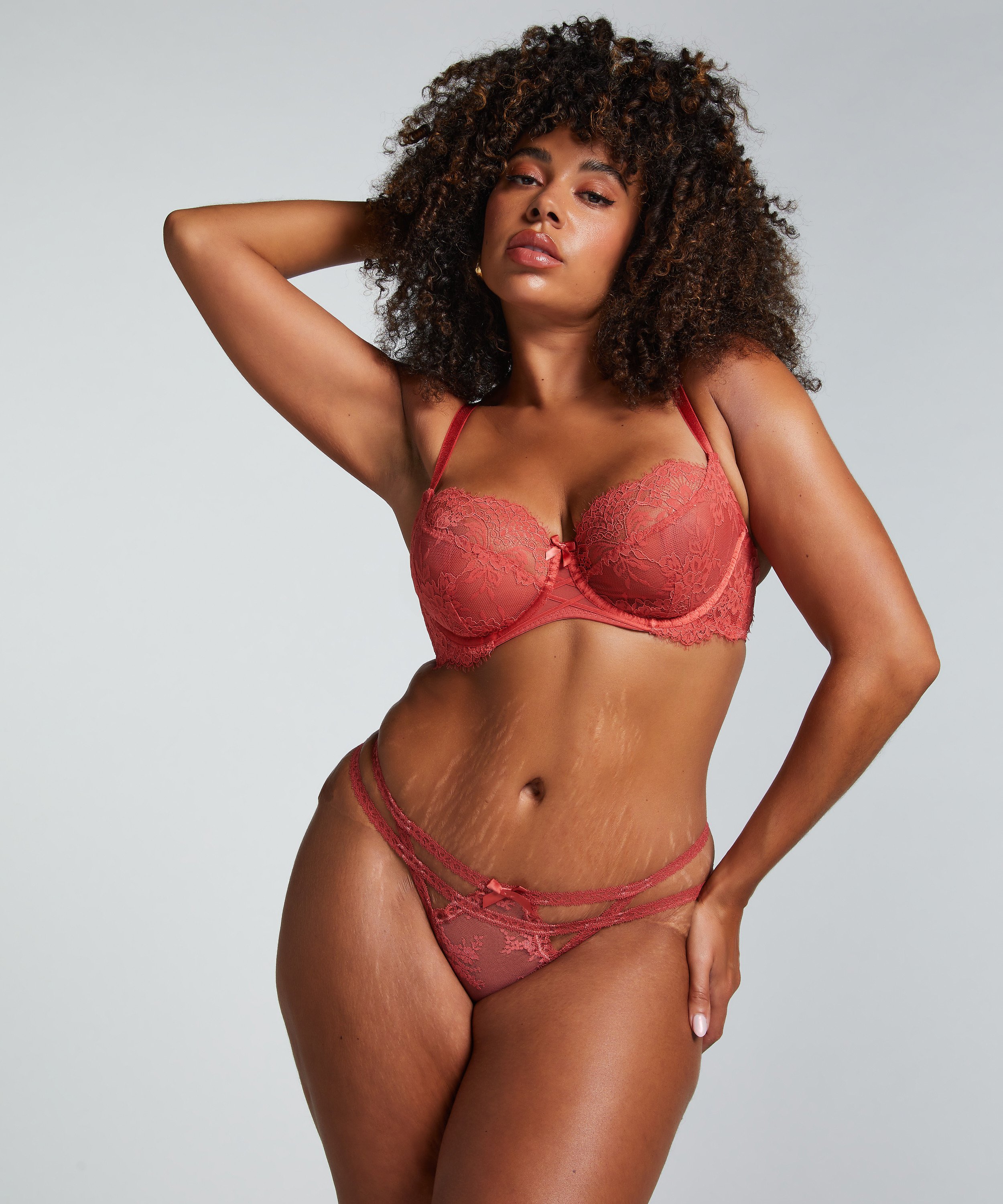 Irina Thong, Red, main