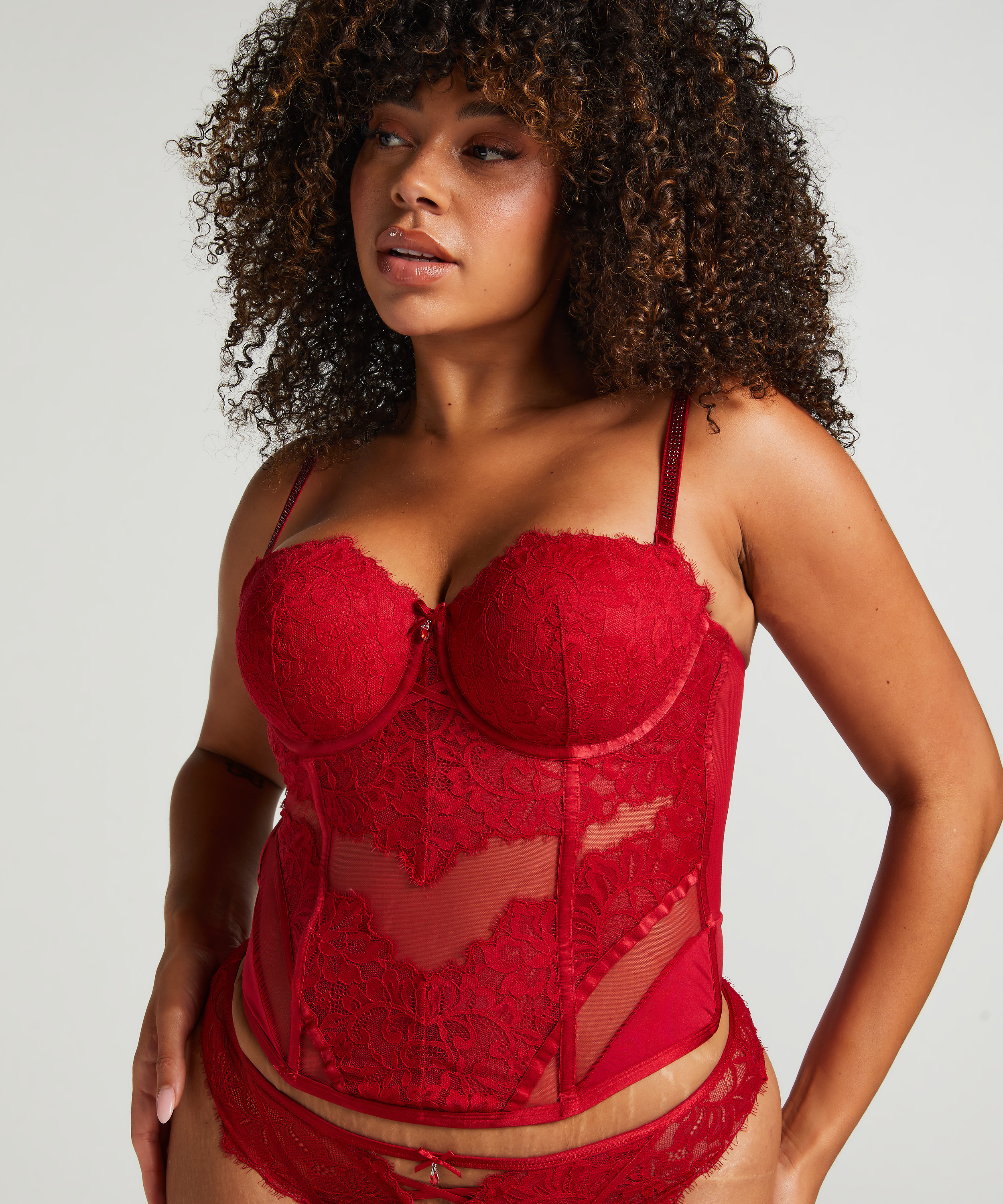 Charlotta Bustier, Red, main