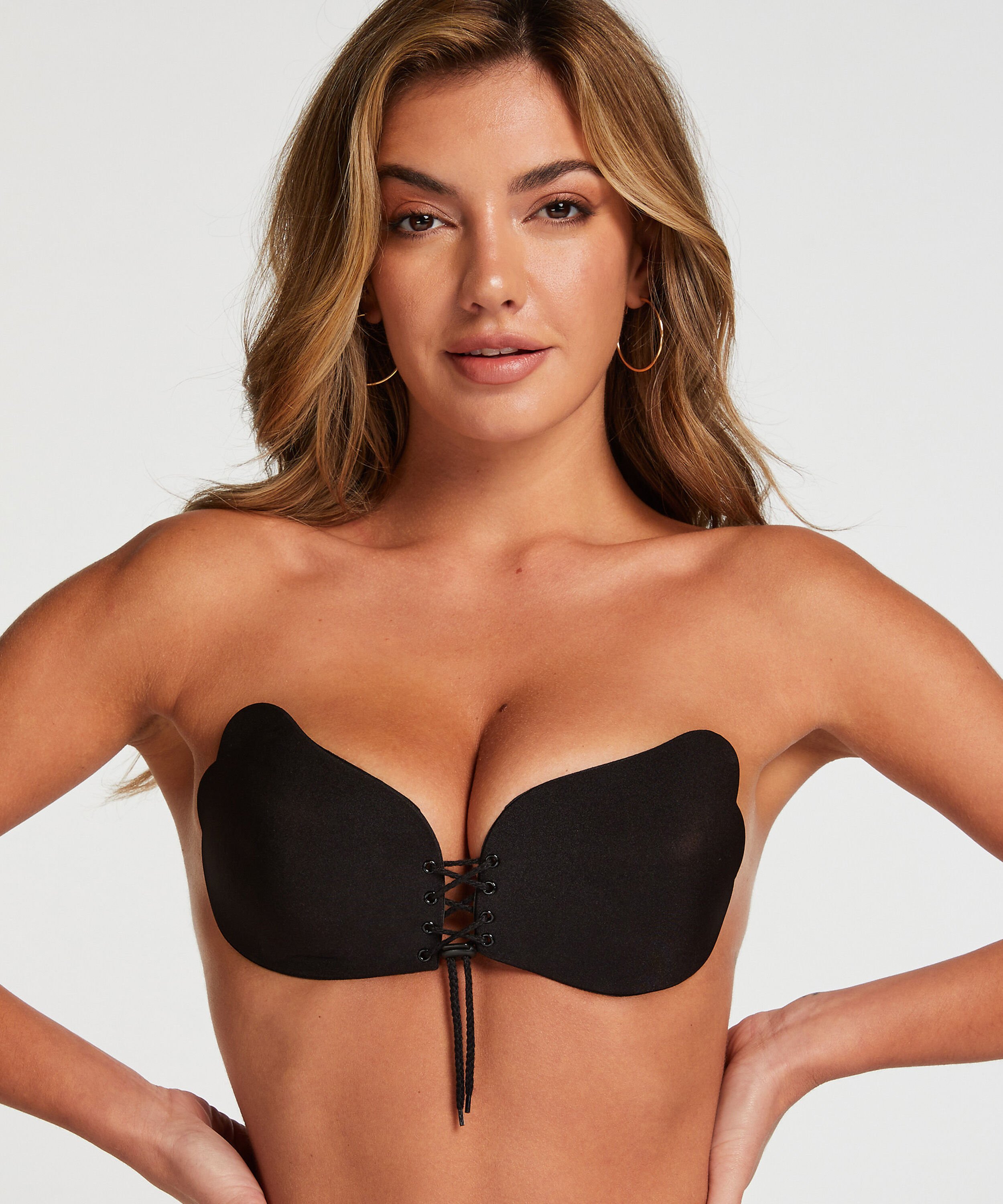 Push-up bra with wing