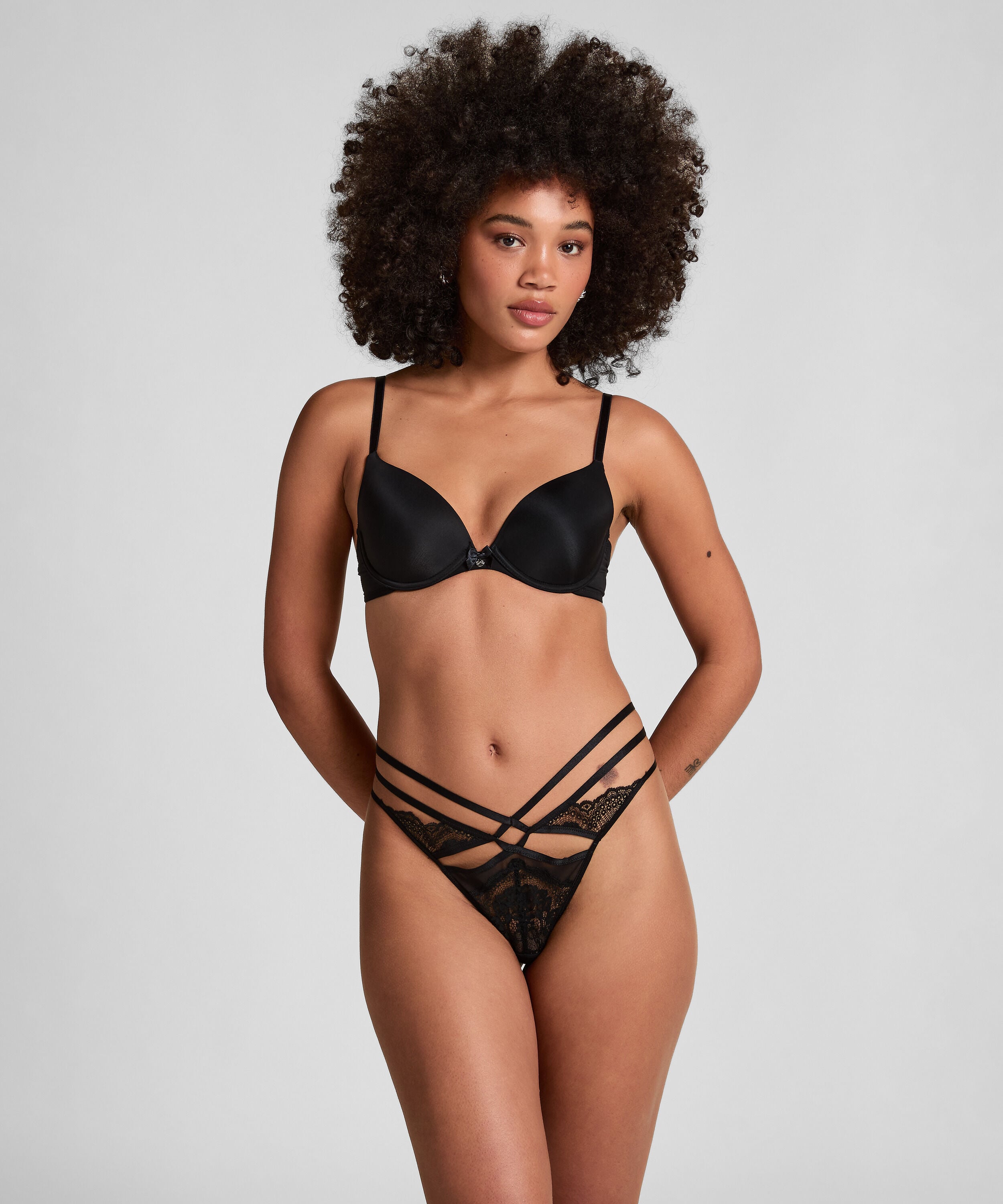 Thong Janine, Black