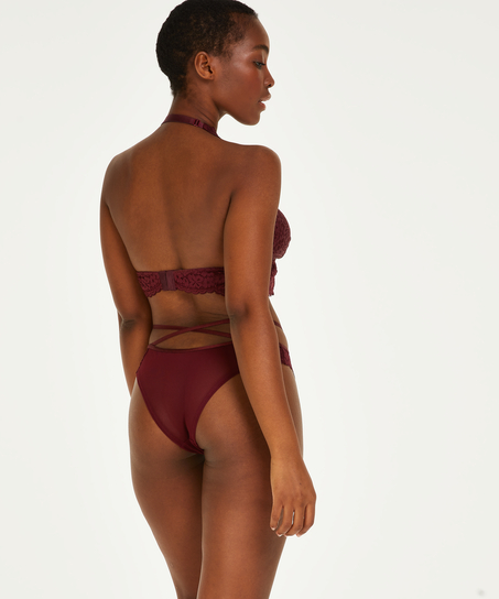 Isabelle Brazilian, Red