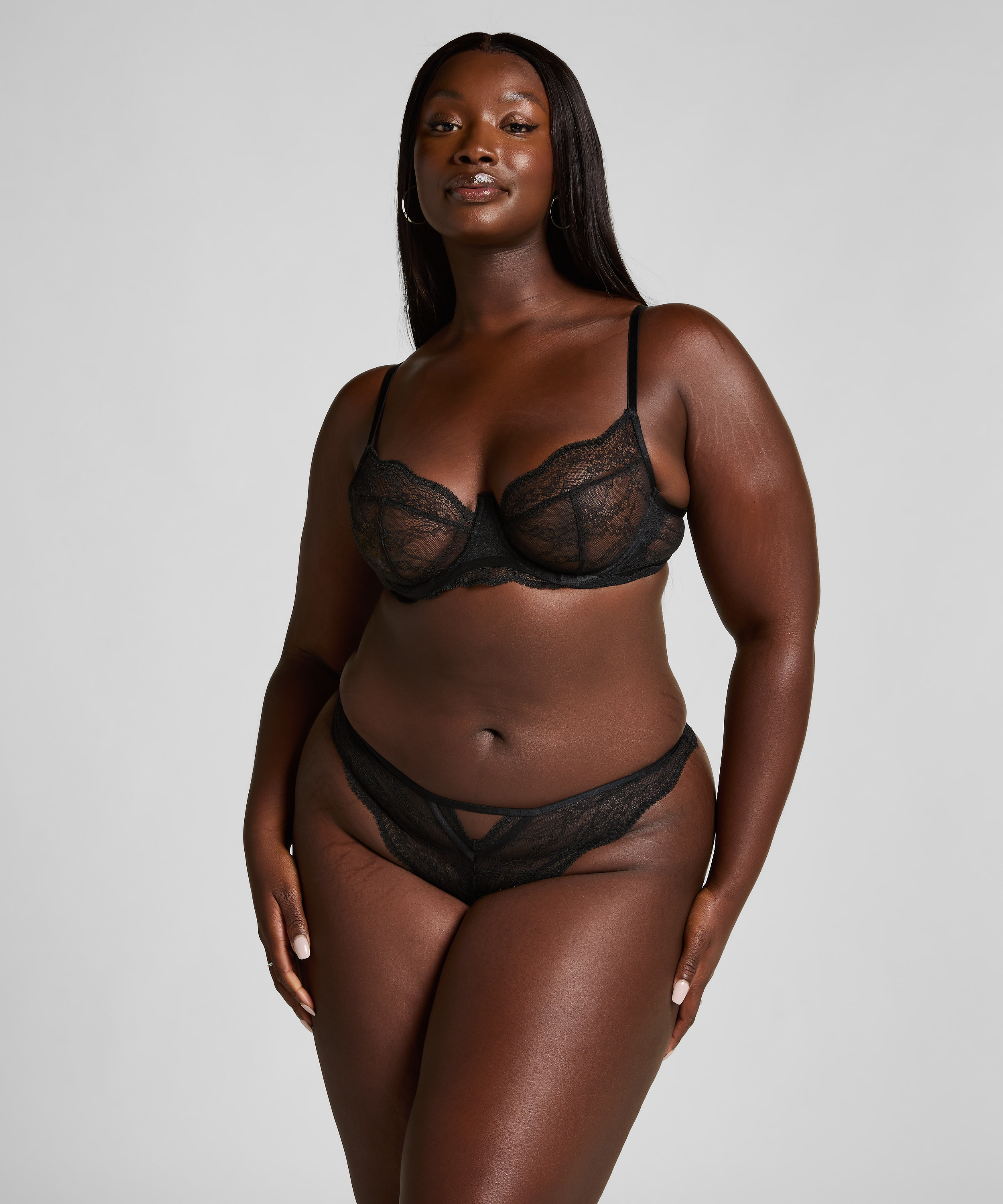 Isabelle Cheekini, Black, main