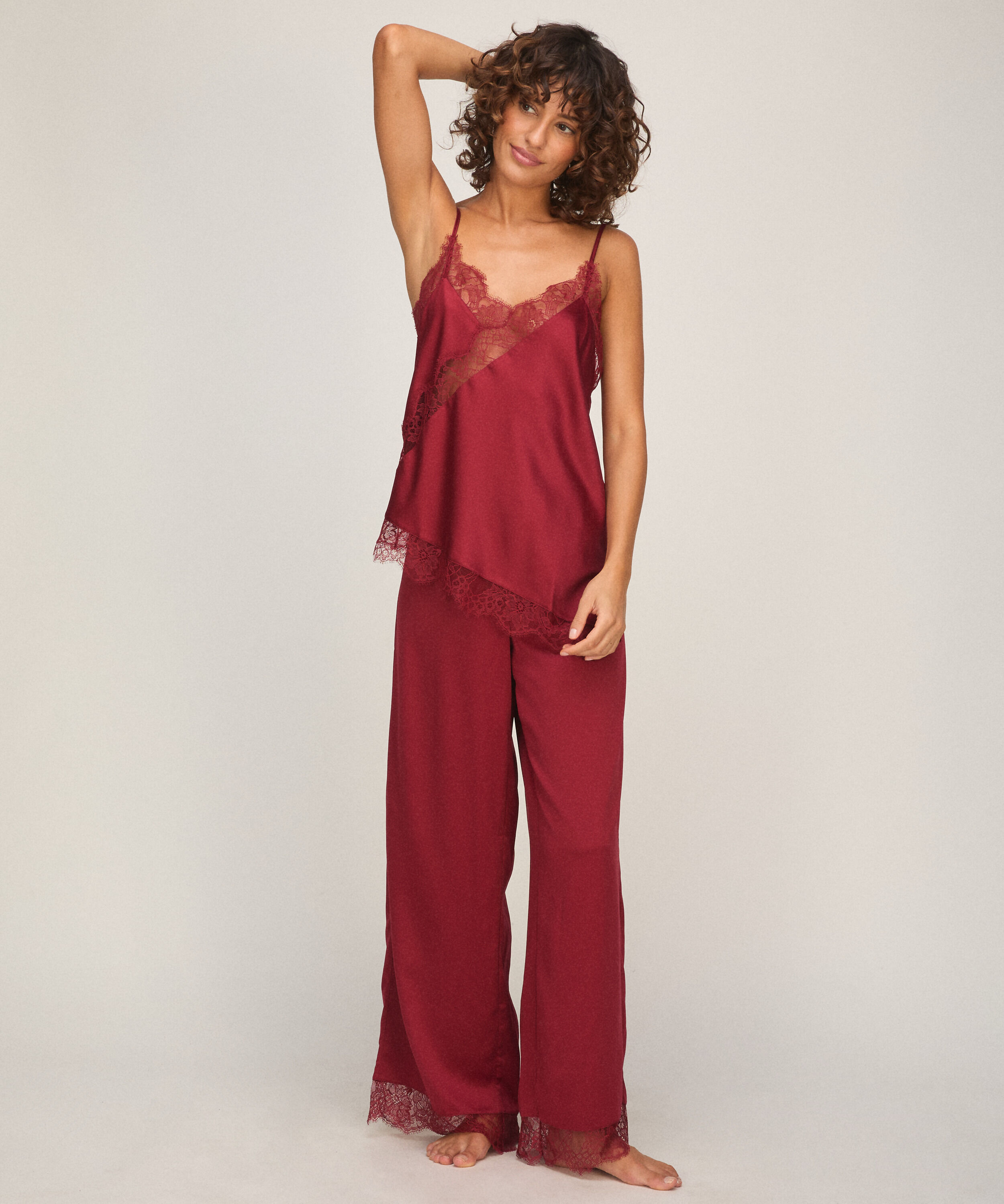 Pant Cecilia, Red