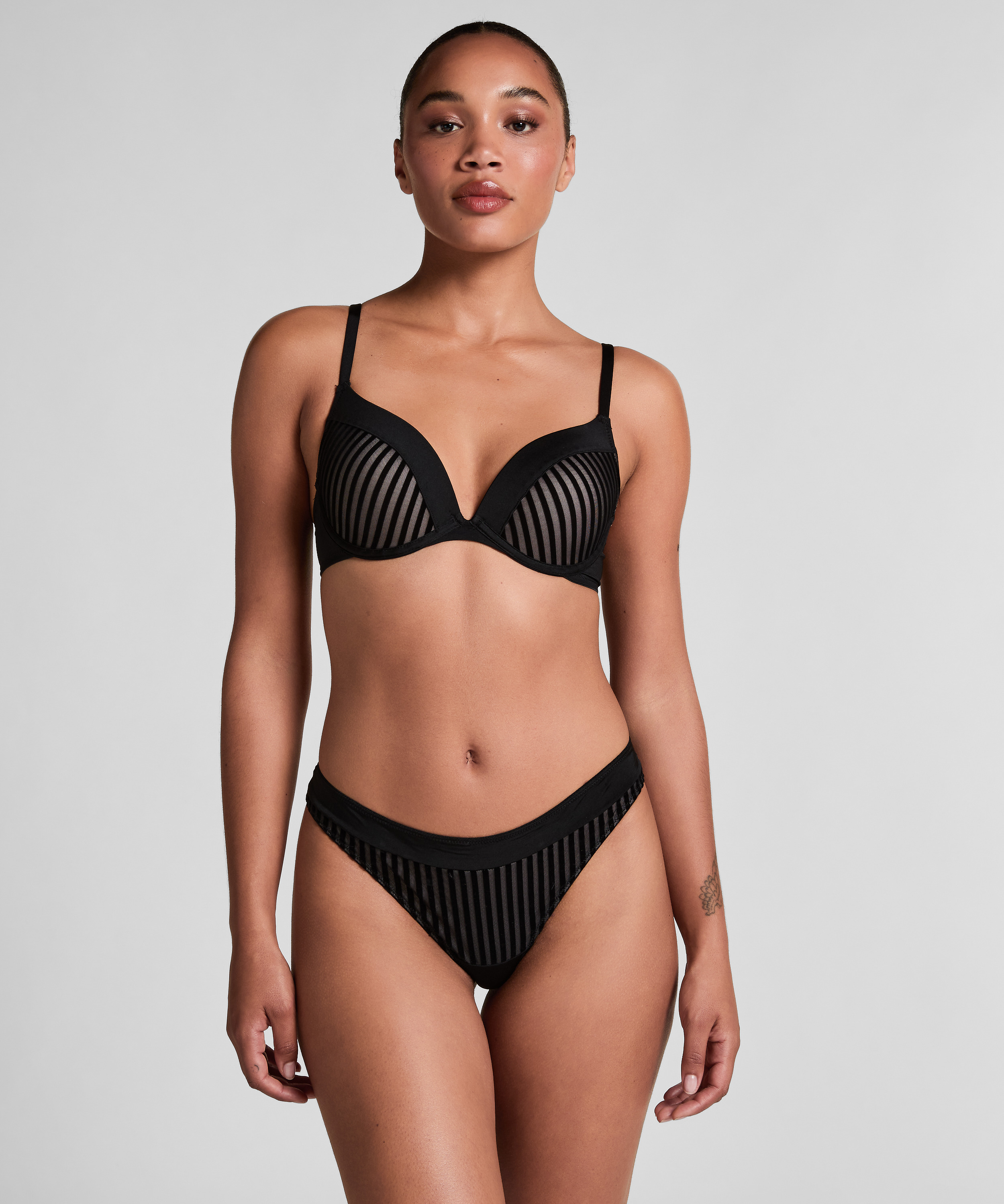 Pia Thong, Black, main