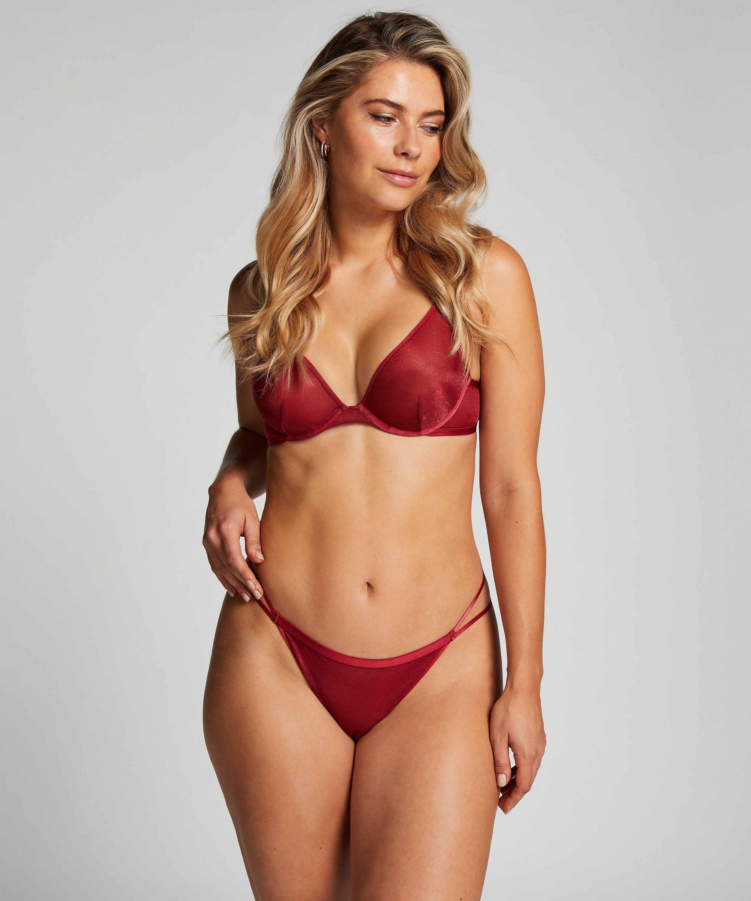 Ivana Thong, Red, main