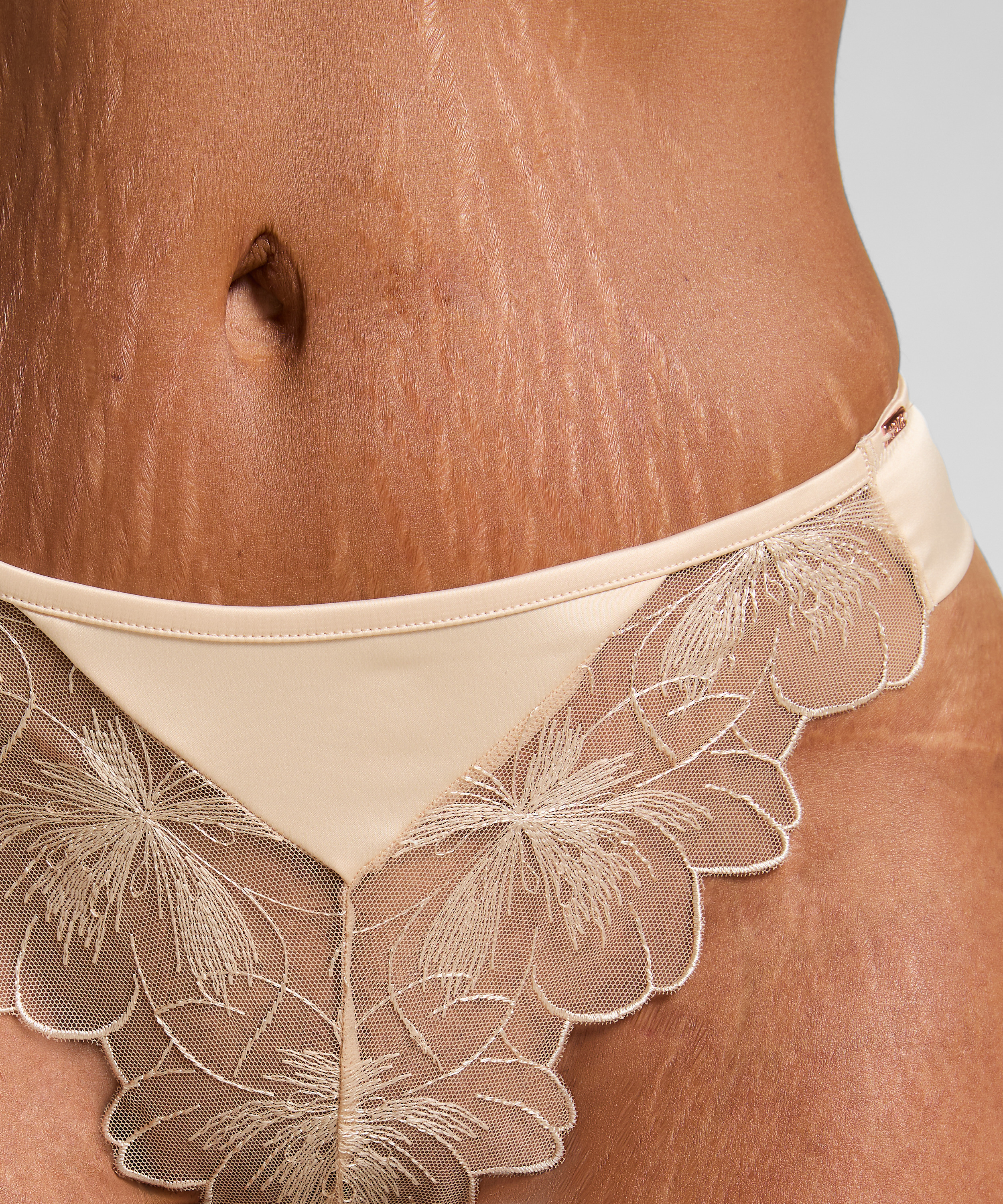 Emilia Thong, Yellow, main