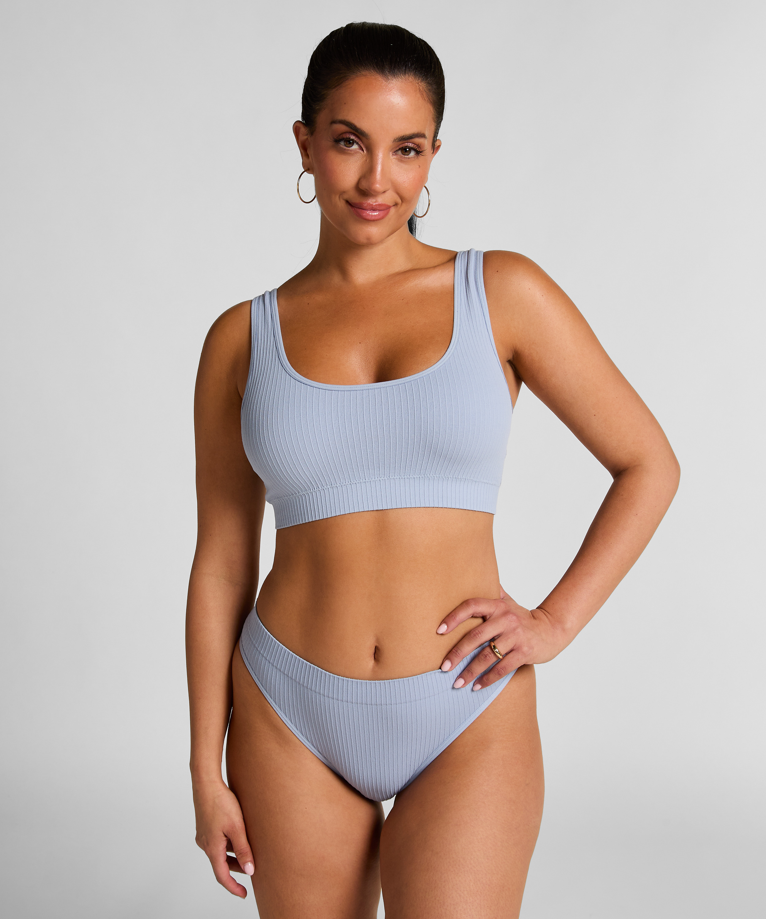 Dianne Brazilian, Blue, main